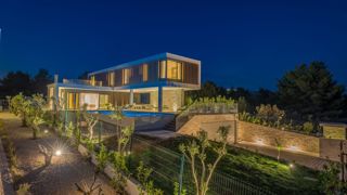 Villa con piscina e vista mare
