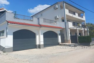 Casa con piscina e vista mare