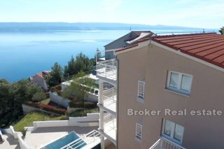 Casa con piscina e vista mare