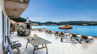 Villa in pietra, vicino al mare, in vendita