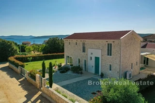 Una villa con piscina coperta vicino al mare