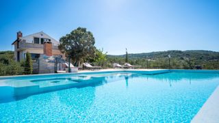 Una bella casa con piscina e una vista unica