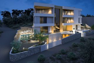 Villa in condizioni roh-bauh con tre unità abitative