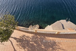 Casa con accesso privato al mare e spiaggia di cemento