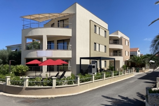 Casa con appartamenti fronte mare