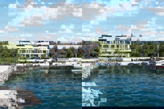 Lussuoso appartamento con due camere da letto in prima fila sul mare