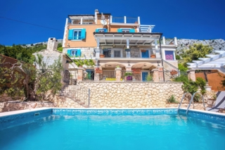 Casa in pietra con piscina e vista mare aperta