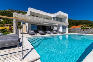 Lussuosa villa moderna con vista panoramica sul mare e sulle isole