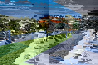 Appartamento con vista mare, piscina e monolocale aggiuntivo