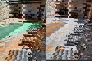 Casa con piscina e terreno aggiuntivo