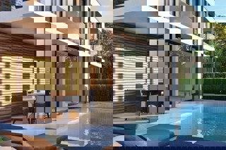 Moderno appartamento con piscina vicino al mare