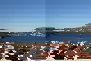 Moderno attico con due camere da letto e vista mare