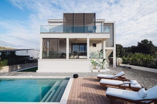 Villa con due appartamenti e piscina