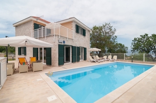 Casa in pietra con piscina e vista mare