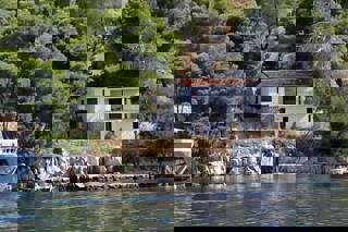 Immobile in prima fila sul mare