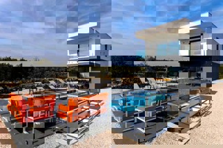 Villa con piscina riscaldata e vista mare