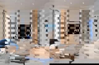 Appartamento con due camere da letto e loggia vicino al mare