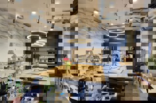 Locale commerciale in centro città con parcheggio custodito