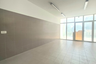 Locale commerciale al piano terra di un edificio con due ingressi