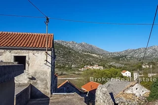 Casa in pietra semi-indipendente in rovina, in vendita