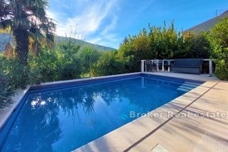 Casa con piscina e ampio giardino