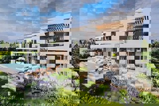Villa con piscina e vista mare