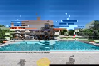 Villa moderna con piscina