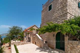 Casa in pietra con vista mare