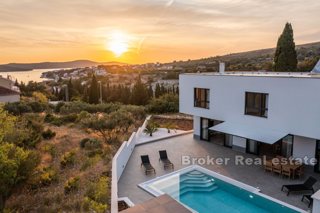 Villa di nuova costruzione con piscina e vista mare