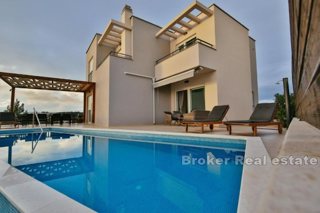 Casa con piscina e vista mare