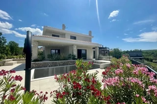 Villa con piscina e vista mare