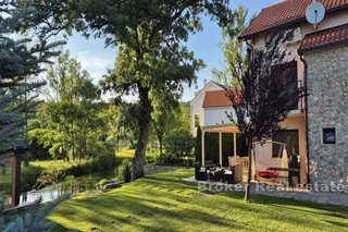 Casa indipendente in riva al fiume con piscina e giardino paesaggistico