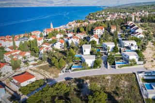 Villa moderna di nuova costruzione con piscina