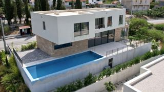 Villa moderna con vista panoramica sul mare