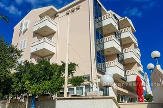 Albergo in un piccolo villaggio, con vista sul mare, in vendita