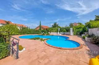 Casa con ampio giardino e piscina