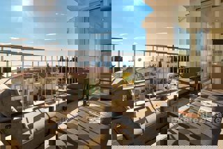 Bellissimo appartamento con tre camere da letto con vista mare