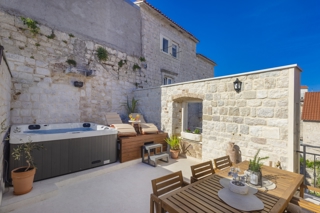 Autentica casa in pietra dal design moderno