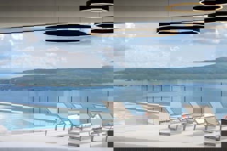 Lussuosa villa moderna con vista sul mare aperto