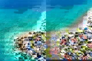 Terreno con permesso di costruire e vista mare aperta