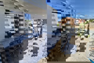 Appartamento con piscina e vista mare