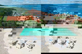 Villa bifamiliare con piscina e vista mare