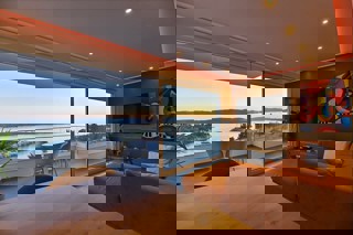 Attico di lusso con terrazza sul tetto e vista panoramica sul mare