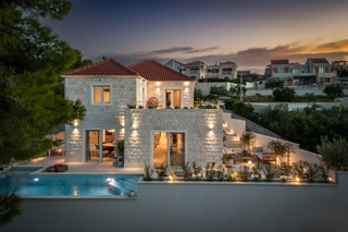 Villa in pietra con vista mare