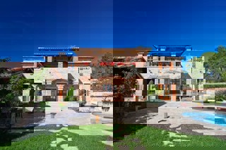 Villa in pietra con piscina e ampio giardino