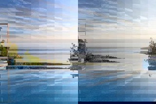 Casa in pietra in stile mediterraneo con piscina e vista mare