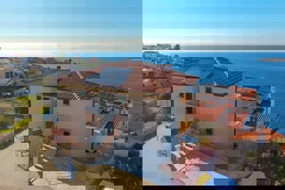 Palazzina con piscina e vista panoramica sul mare