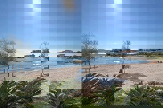 Esclusivo attico con terrazza panoramica e piscina, in prima fila sul mare