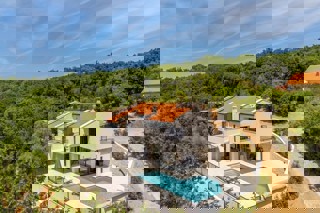 Casa moderna con piscina e vista mare