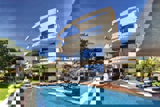 Villa con piscina e vista mare